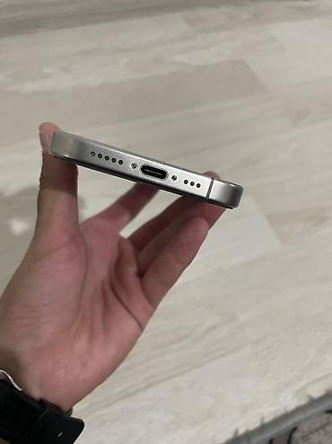 iphone cr: IPhone 15 Pro, 6.1" - Цвет: тёмный (виден в чёрном бампере/чехле). - — 7