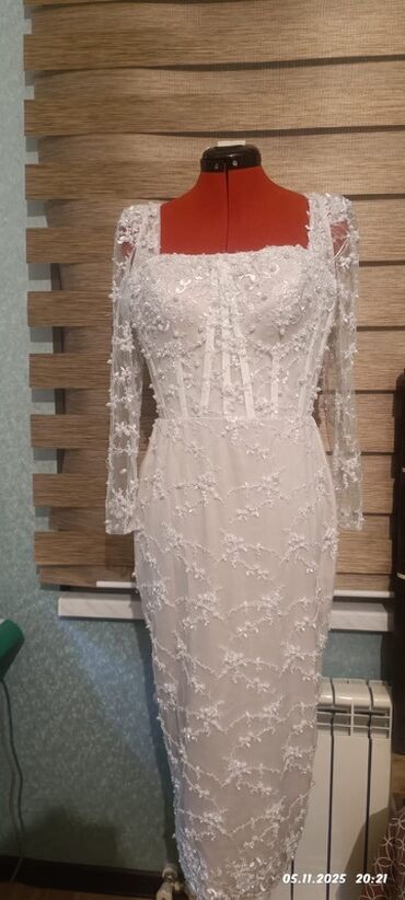 женские юбки с сеткой: - Ağ, zərif gelinlik: kvadrat dekolteli, büstier korset forması ilə