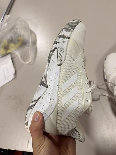 Жеке буюмдар: Эркектердин кроссовкасы, 41, Adidas, Колдонулган, түсү - Ак — 5
