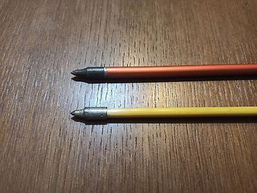 strele za samostrel: Dve strele za samostrel. Dužine: 38cm i 27cm. Metalni vrhovi — 3