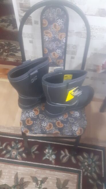 əsgər botinkası: Məhsul: Qara rəngli iş çəkmələri (qısa boğaz) Təsvir: - Material