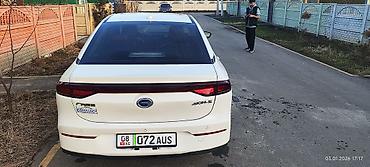 GAC: GAC Aion S — современный электрический седан белого цвета. Зопас хода — 2