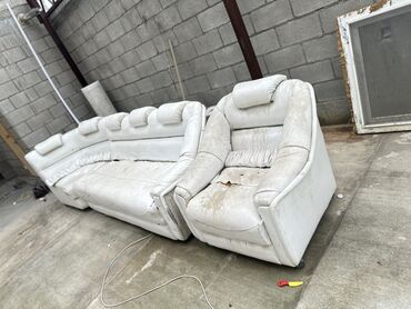 диван одно: Угловой диван, цвет - Белый, Б/у
