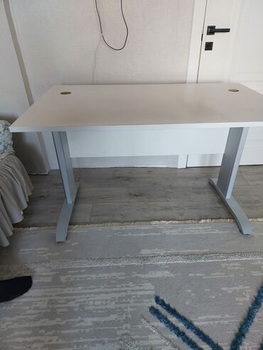 большой офисный стол: Рабочий стол б/у ножки металлический, регулируемый Высота -105см