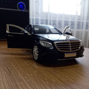 Autići: Nov metalni Mercedes E-klasa uradjen u razmeri 1:24. Mogu da mu se — 4