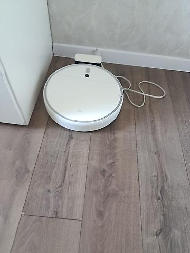 aura roboclean price: Ağıllı robot tozsoran – dairəvi korpuslu, ağ rəngdə. Şarj stansiyası — 2