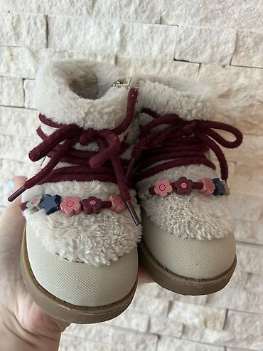bele ski pantalone: Dečije zimske čizmice Zara, broj 22, dužina gazista 13,6 cm. - — 2