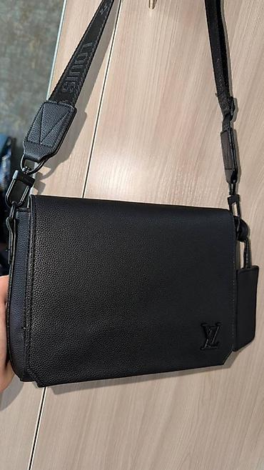 чемодан сумки: Сумка через плечо Louis Vuitton, черная - Формат: компактная — 1