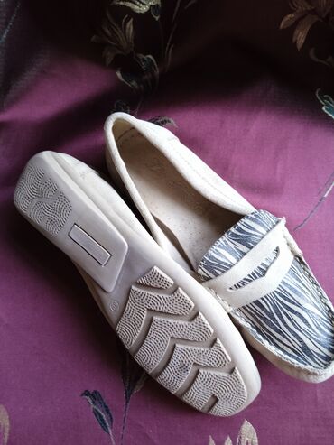 женские слипоны на высокой подошве: Qadın ayaqqabıları – 2 cüt 1) Bej loafers - Ölçü: 39 (dabanın altında