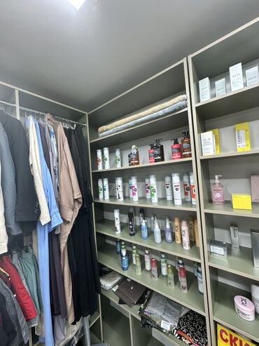 продажа офиса в бизнес центре: Сатам Дүкөн Соода борборунда, 20 кв. м, Жаңы ремонт, Эшиги өзүнчө, 1 кабат