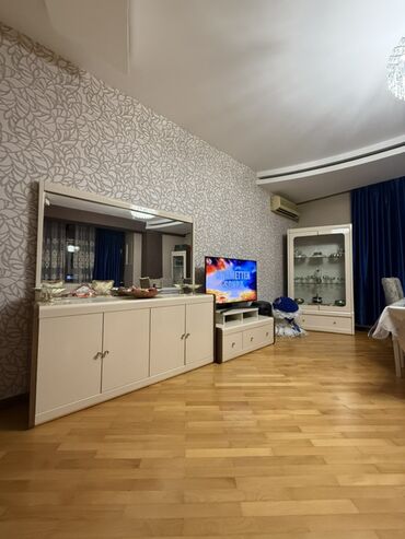 Qonaq otağı dəstləri: Qonaq otağı üçün mebel dəsti Tərkibi: - Geniş güzgülü bufet: 4 — 3