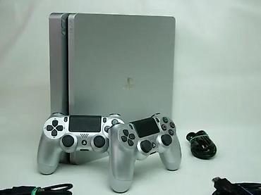 PS4 (Sony Playstation 4): U ponudi je Sony PlayStation 4.
Konzola je najnoviji SLIM model — 9