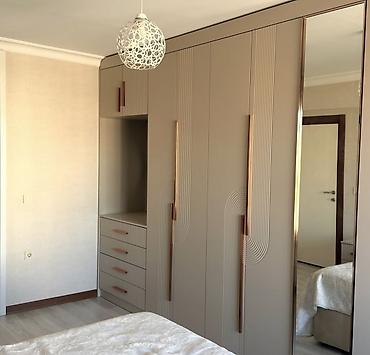 divar rəfi: Mebel dəsti – Geniş qarderob şkafı - Dizayn: Müasir, açıq bej — 4