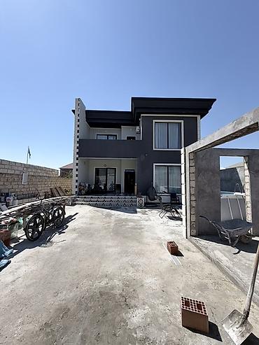 2 otaqlı evlərin satışı: İki mərtəbəli müasir həyət evi - Beton hasarlı geniş həyət, avtomatik — 2
