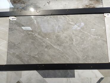 mebel arasi kafel: Boz mərmər effektli keramika plitə - Səth: yüksək parıltılı, daş
