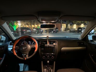 Volkswagen: Volkswagen Jetta: 0.2 l | 2012 il Sedan — 19