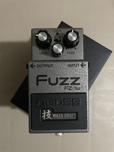fender gitara simleri: Ariginal əsil Fuzz yenidir 350 azn, Boss os2 çox az müddət işlənib