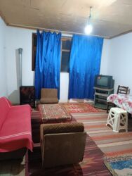 аренда квартиры студии: Tecılı kirayə verilir.esyalidir,internetisuyu,işığı,qazı var.bine