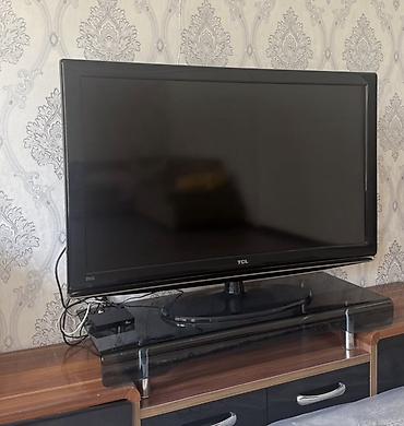 Телевизор TCL 46E9A. ЖК-телевизор в классическом черном корпусе с