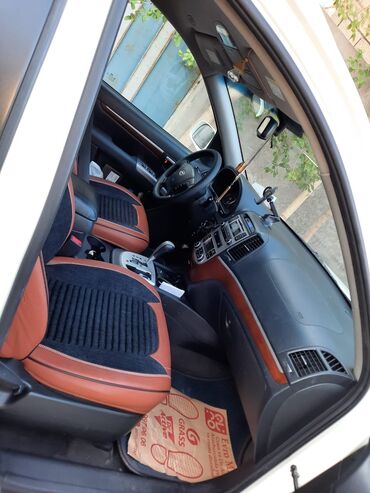 Hyundai: Ağ rəngdə olan Hyundai Santa Fe avtomobilinin salonu qəhvəyi və tünd lalafo.az -da Hyundai: Ağ rəngdə olan Hyundai Santa Fe avtomobilinin salonu qəhvəyi və tünd