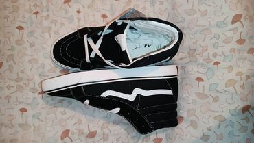 кыргызча кийимдер: Эркектердин кроссовкасы, 43, Vans, Жаңы, түсү - Кара, Өзү алып кетүү