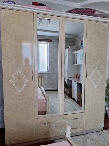 шкаф в разобранном виде: Продаю шкаф для спальни 
высота 2.10м
ширина 1.8м
состояние отличное