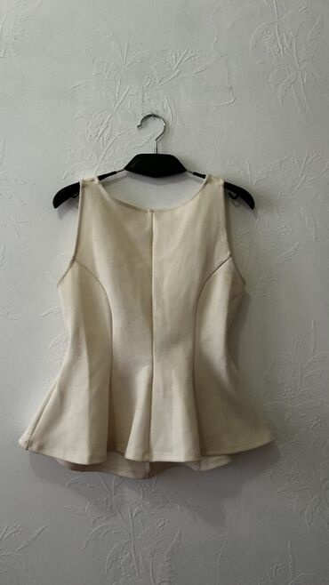 push up busqalterləri: Bej rəngli qadın peplum bluz - Model: qolsuz, dairəvi boyunlu - Rəng