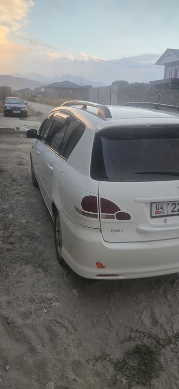 купить диски на ниву r16 бу: Белый минивэн Toyota Ipsum с крышными рейлингами и задним спойлером