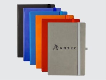 defter: Müxtəlif rənglərdə olan Antec loqolu dəftərlər. Hər bir dəftərin