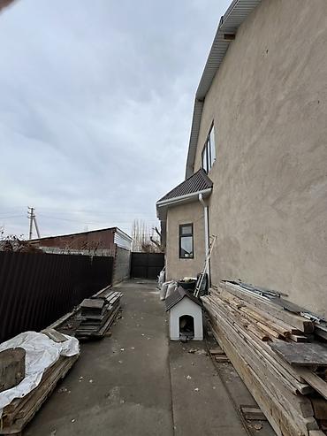 Продажа коттеджей и домов: Продаётся дом с большим участком и хозяйственными строениями. - Жилой — 12