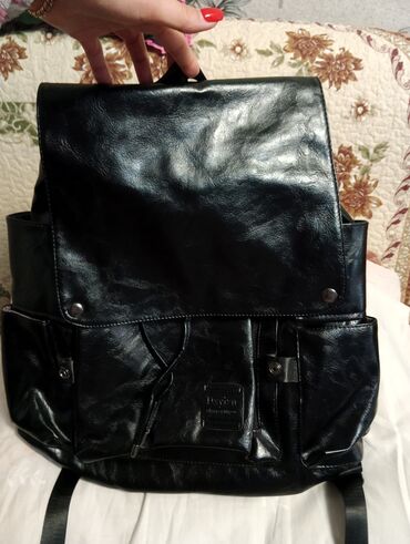 женская кожаная сумка: Продаю новый рюкзак, отличного качества, очень вместительный, свободно