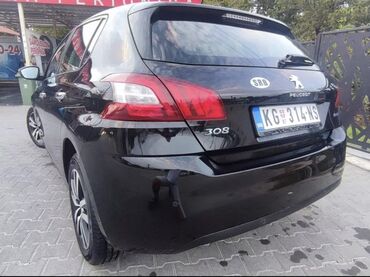 Peugeot: Crni Peugeot 308, kompaktan automobil pogodan za gradsku vožnju i duža — 2