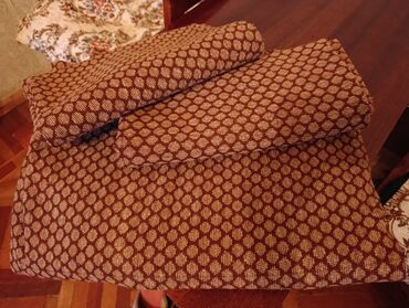 Матрасы: Qəhvəyi rəngdə, xırda naxışlı divan ve kreslo uzu. Xırda naxışlar