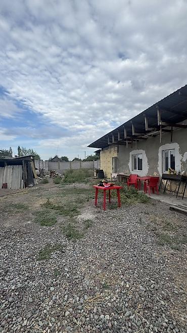 Продается дом с просторным огороженным участком. На территории