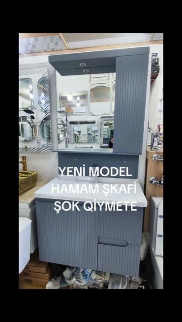 hamam ucun dolab: Divar güzgüsü və lavabo ilə birlikdə boz rəngdə hamam dolabı. Dolabda