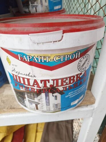 Краска: Акриловая универсальная шпатлевка «Гарант-Строй» в белом пластиковом