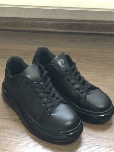 Səndəl və şəp-şüplər: Pierre Cardin kişi krossovkaları - Rəng: tam qara - Üst hissə: hamar