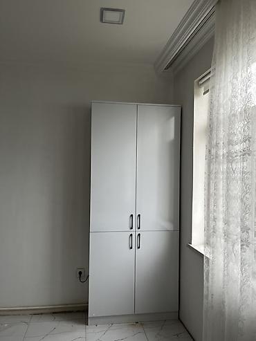 купить полки на стену: Ağ rəngdə qapalı kombi dolabı və zala uyğun ağ sehpalar Məhsullar: - — 1