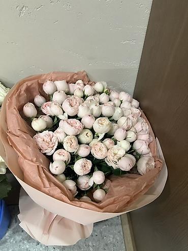 подарочный коробка новый год: Букеты из свежих цветов - Пышный букет кустовых пионовидных роз — 5