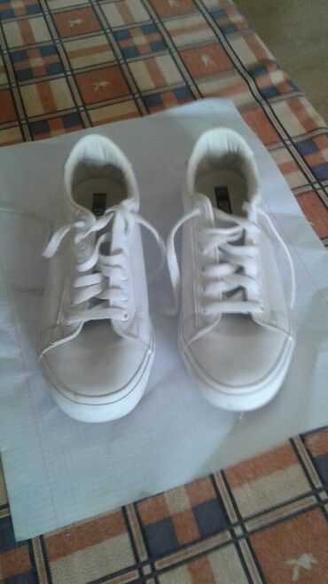 спартивная обувь: Кроссовки (кеды) женские. 38 размер белый цвет. шнурки обычные dd