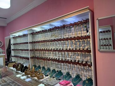 Çantalar: Satılır; yalnız mebellər içindəki setkalar və qarmaqlar. Vitrində olan — 8