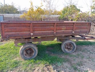 Lapetlər: Kənd təsərrüfatı üçün ikioxlu traktor qoşqusu - Metal bortlu, yüksək