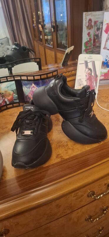 женские кроссовки adidas bounce: Adidas, Размер: 38.5, цвет - Черный, Новый