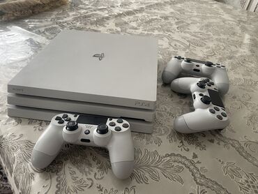 PS4 (Sony PlayStation 4): Sony Playstation 4 pro 1тб памяти. В комплекте: 3джостика HDMI