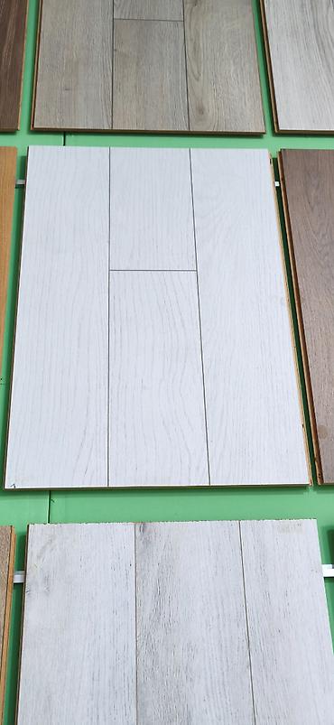 laminant: Ağ-dəmrov tonlarında taxta fakturalı döşəmə örtüyü (laminat/panel — 1