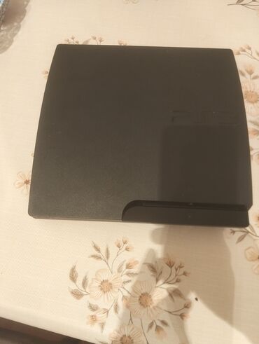 ps3 diskləri: Sony PlayStation 3 konsolu, iki ədəd DualShock oyun pultu və zəruri