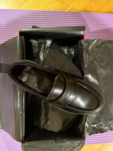 Krasofkalar və idman ayaqqabıları: Hugo Boss ayaqqabısı satılır. Ayaqqabı yenidir və geynilməyib
