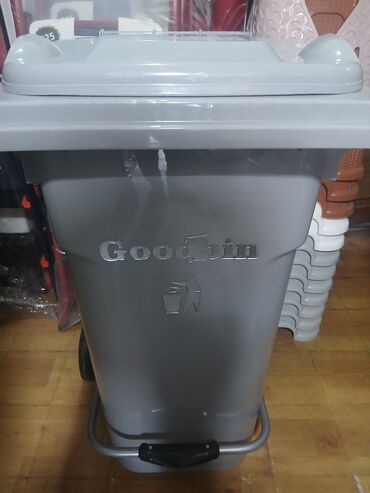 Tullantı qabları: Müxtəlif ölçülərdə və rənglərdə Goodbin zibil qutuları. Bu zibil — 7