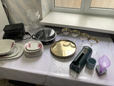 набор сковородок: Набор посуды и кухонных аксессуаров для сервировки и готовки: -