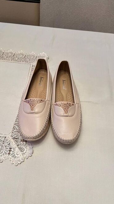 туалетная, парфюмированная вода: Yeni geyinilmiyib Razmer (41) 
Qiymət 30azn